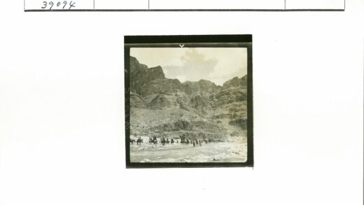 多云天空下骑马穿越崎岖山脉.jpg