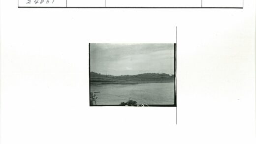 多云山丘水景栅栏风光.jpg