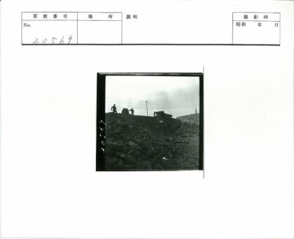 多云山坡坦克人影建筑.jpg