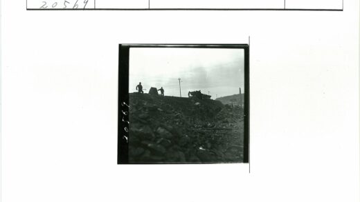 多云山坡坦克人影建筑.jpg
