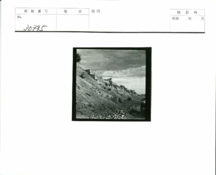 多云山坡岩石与手推车风景.jpg