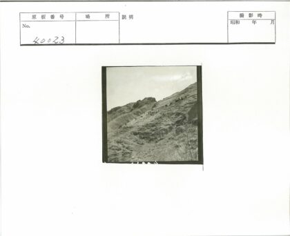 多云山坡徒步旅行.jpg
