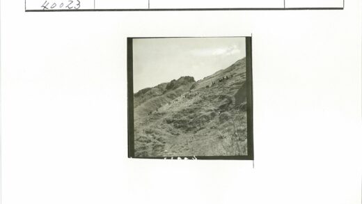 多云山坡徒步旅行.jpg