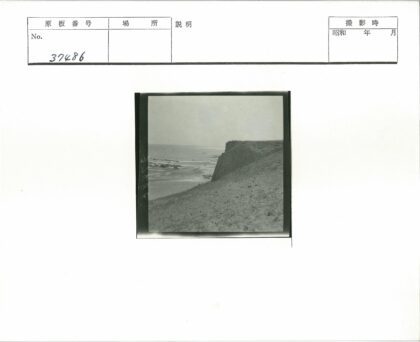 多云山坡海岸线景观.jpg
