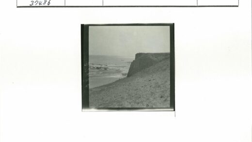 多云山坡海岸线景观.jpg