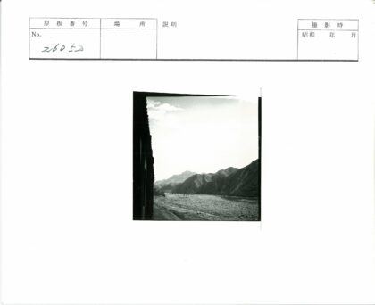 多云山景与岩石河床远峰.jpg