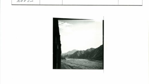 多云山景与岩石河床远峰.jpg