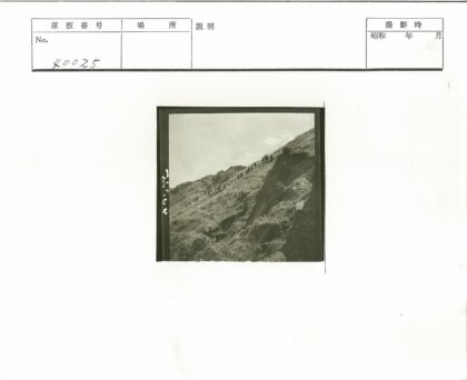 多云山间徒步旅行.jpg