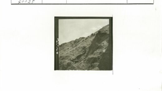 多云山间徒步旅行.jpg