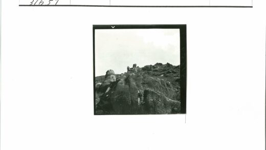 多云岩层与植被景观.jpg