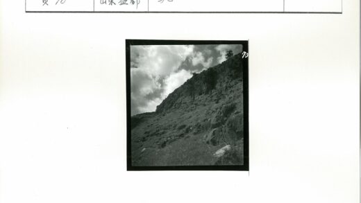 多云岩石山坡风景.jpg
