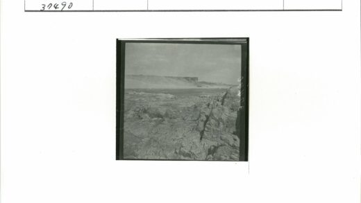 多云悬崖与高原岩石景观.jpg