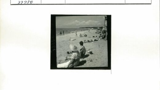 多云沙滩上的宁静日光浴.jpg