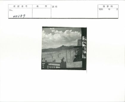 多云沙滩与山坡风光.jpg