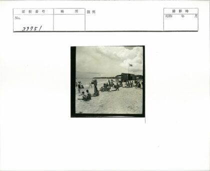 多云沙滩小屋海浪风景.jpg