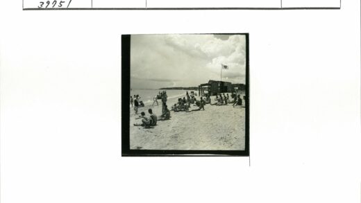 多云沙滩小屋海浪风景.jpg