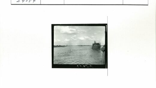 多云河景拖船绿树岸.jpg