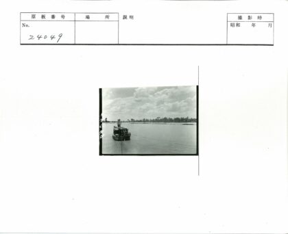 多云河景树木倒影船行.jpg
