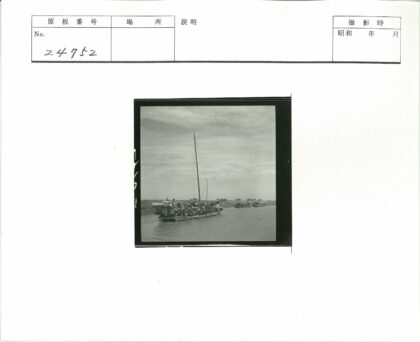 多云河景船只与人群.jpg