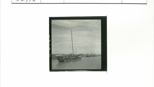 多云河景船只与人群.jpg