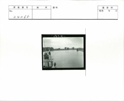 多云河景船只与建筑风光.jpg