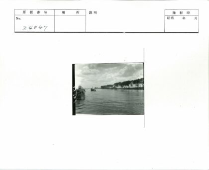 多云河景船只航行树木两岸.jpg
