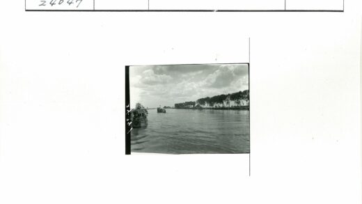 多云河景船只航行树木两岸.jpg