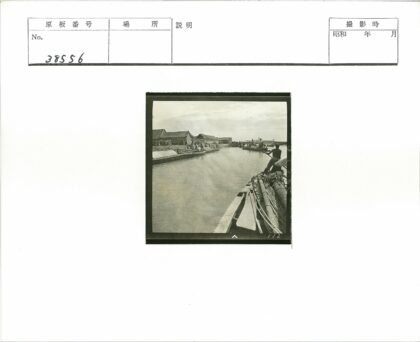 多云河滨停船与建筑景色.jpg