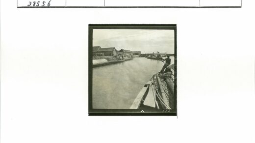 多云河滨停船与建筑景色.jpg