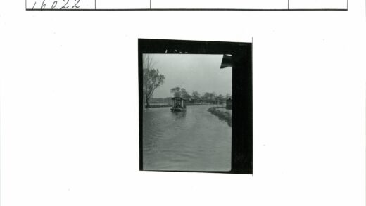 多云河畔划船风景.jpg