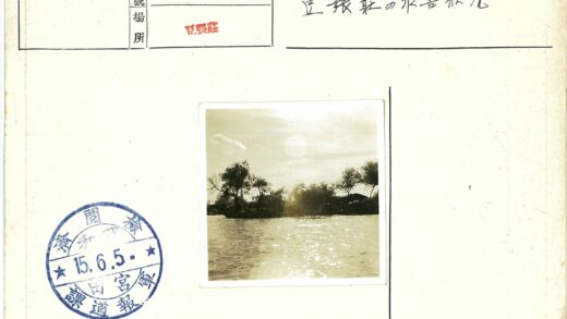 多云湖畔树影房屋倒映.jpg