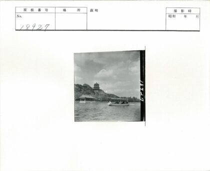 多云湖面行船与山景传统建筑.jpg