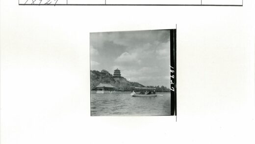 多云湖面行船与山景传统建筑.jpg