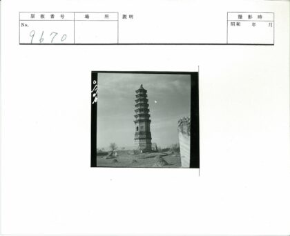 多云田野上的多层石塔景观.jpg