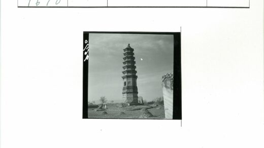 多云田野上的多层石塔景观.jpg