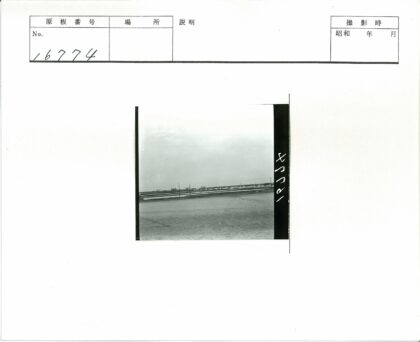 多云田野电线杆远楼.jpg