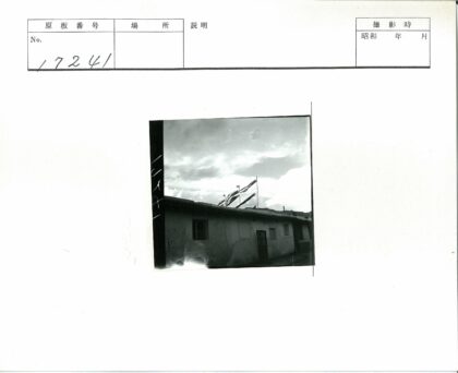 多云群山背景下的屋顶旗帜建筑.jpg