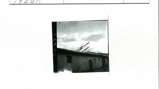 多云群山背景下的屋顶旗帜建筑.jpg
