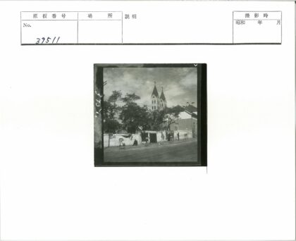 多云街景双塔高楼摄影架.jpg