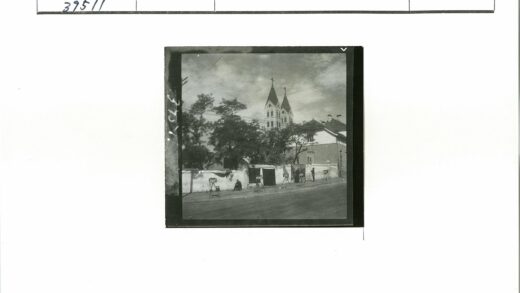 多云街景双塔高楼摄影架.jpg