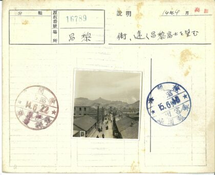多云街景行人山背景.jpg