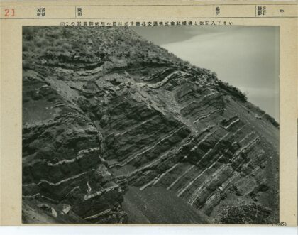 多云陡崖沉积层地貌景观.jpg