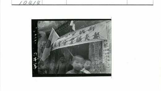 多代同堂参观外文海报建筑.jpg