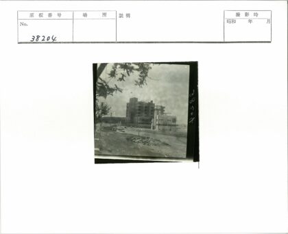 多层圆阳台建筑旗帜飘扬.jpg