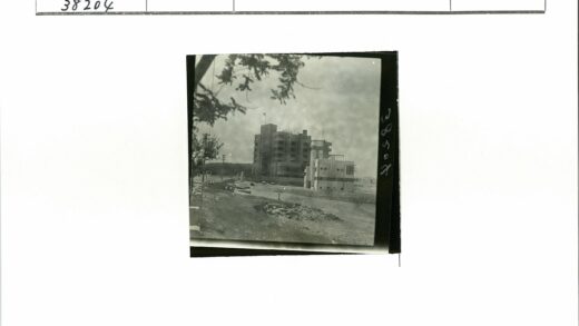 多层圆阳台建筑旗帜飘扬.jpg