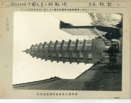 多层宝塔与周边建筑街景.jpg