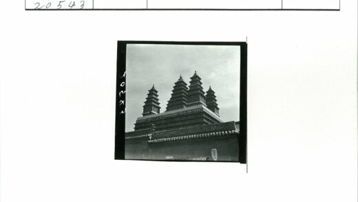 多层宝塔建筑与云天空景.jpg