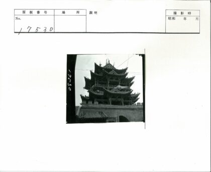 多层宝塔建筑与云景.jpg