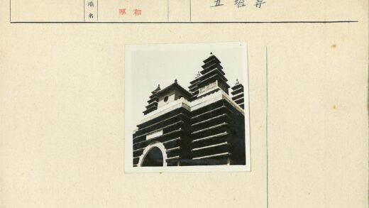 多层宝塔建筑拱形入口.jpg