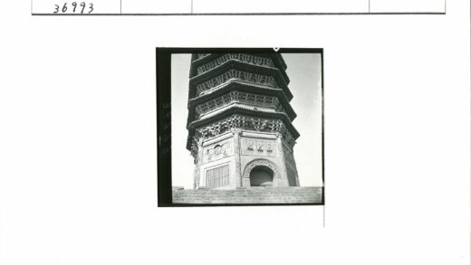 多层宝塔建筑细节特写.jpg